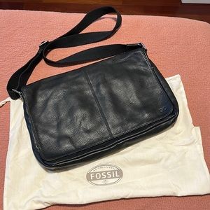 Fossil Mens Medium Black Messenger Bag *Pristine Condition*